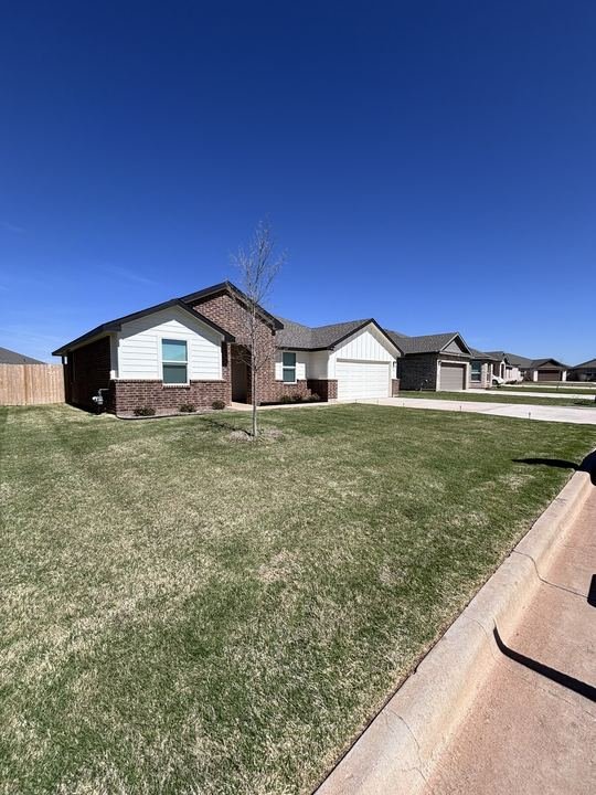 Front Yard, biweekly mow lawn service in Abilene, TX