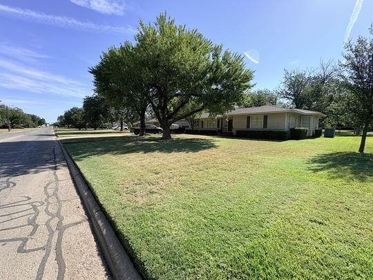 Front Yard, biweekly mow lawn service in Abilene, TX